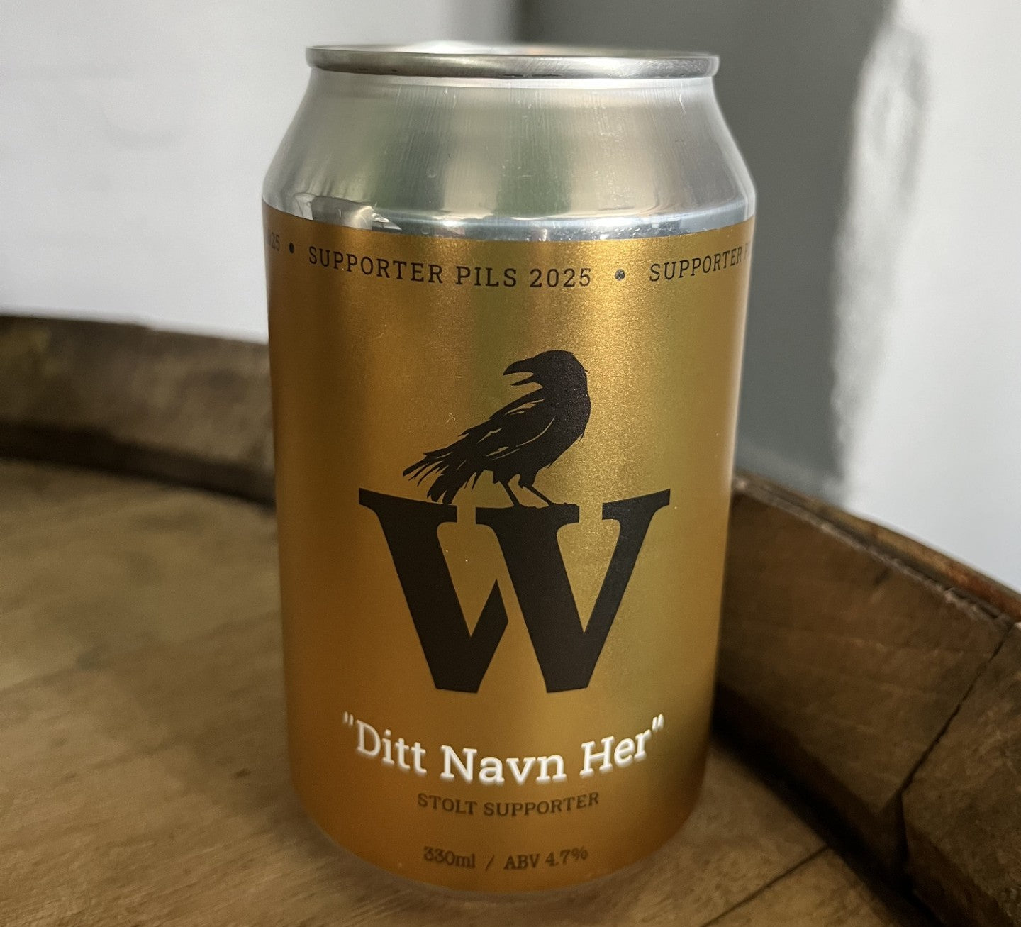 WETTRE SUPPORTERPILS 2026 - FÅ NAVNET DITT PÅ ETIKETTEN!
